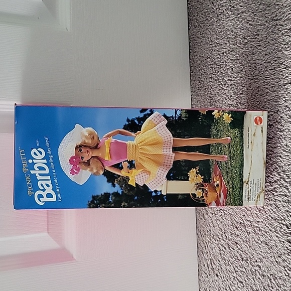 Picnic Pretty Barbie - Picture 2 of 7